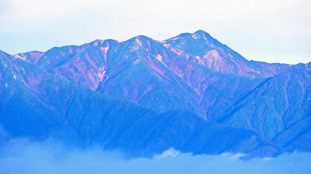 高ボッチ高原から望む早朝の横通岳の写真