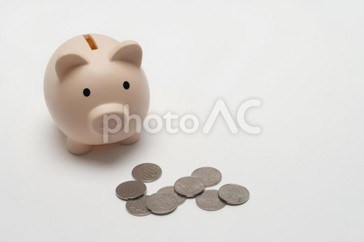 豚の貯金箱と小銭で貯金のイメージ 財布,コイン,お金の写真素材