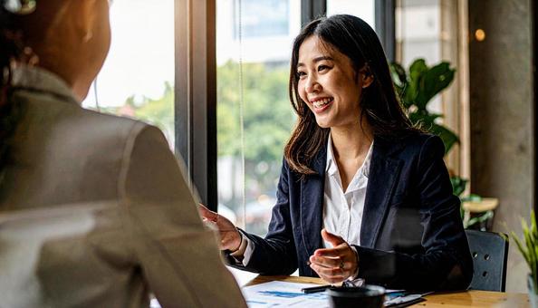 笑顔でお客様と商談するビジネスウーマンの写真