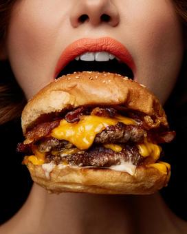 大胆に食べる女性のポートレート 大胆に食べる女性のポートレートの写真