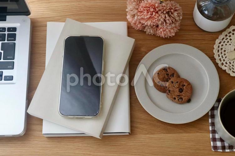 ＰＣとスマホと本とクッキー　デスクワーク パソコン,スマホ,ビジネスの写真素材