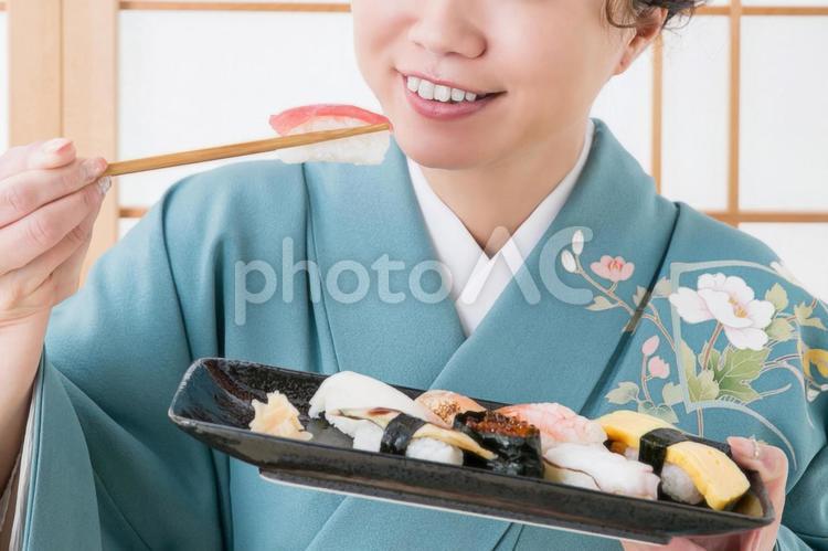 寿司を食べる着物姿の女性 お寿司,食べる,女性の写真素材