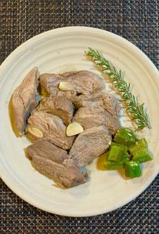 低温調理した豚ひれ肉を盛りつけ（縦） 豚肉,肉,ひれ肉の写真素材