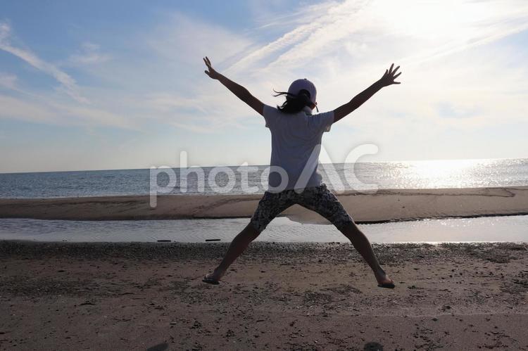 両手を広げてジャンプ ジャンプ,万歳,ヤッターの写真素材