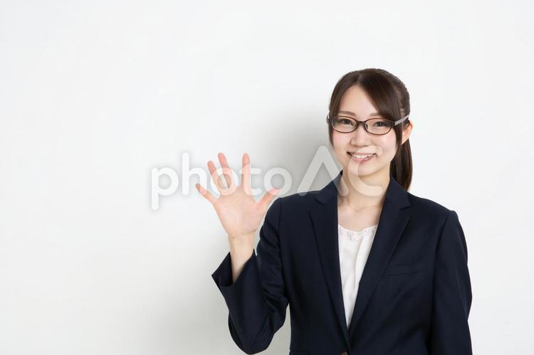 笑顔で指を５本立てているメガネのビジネスウーマン（コピースペース） 女,女性,日本人の写真素材