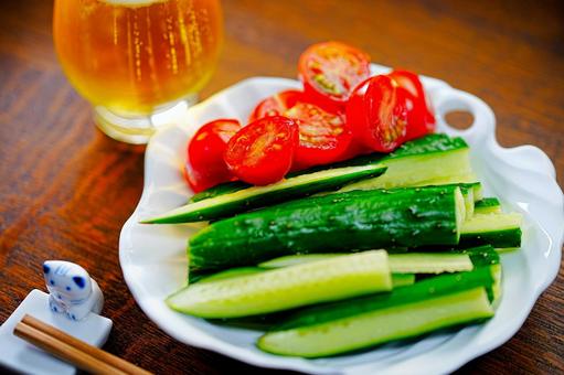 前菜はビールとキュウリとミニトマト 前菜はビールとキュウリとミニトマト 晩酌,ビール,前菜の写真素材