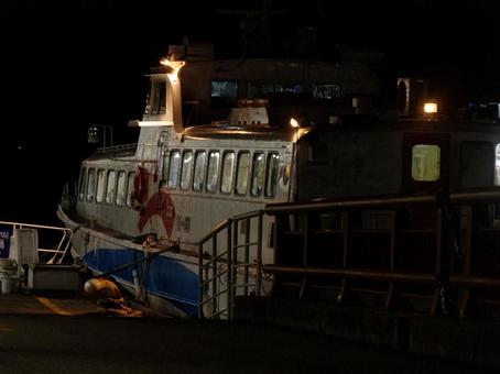 夜の広島港散歩、波が静かな瀬戸内海 夜,夜景,港の写真素材