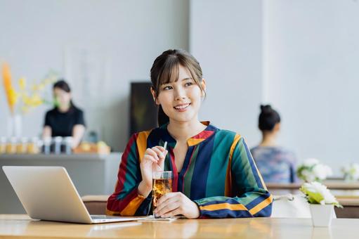 カフェで仕事をするフリーランスの女性 カフェで仕事をするフリーランスの女性の写真