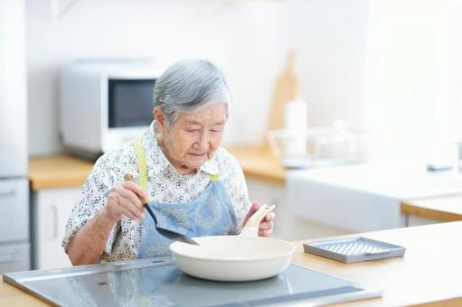 フライパンで料理中のショートヘアの女性 女性,料理,フライパンの写真素材