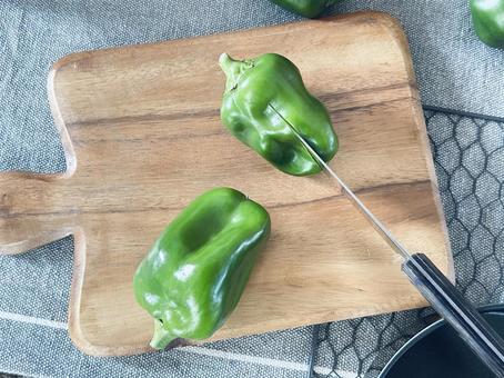 ピーマン　まな板　包丁 ピーマン,まな板,調理の写真素材