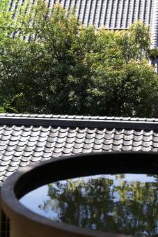 永平寺の水鉢と屋根 永平寺の水鉢と屋根 永平寺,水鉢,瓦屋根の写真素材