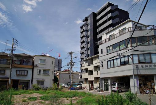 都心住宅街の町角風景 空地,雑草,住宅街の写真素材