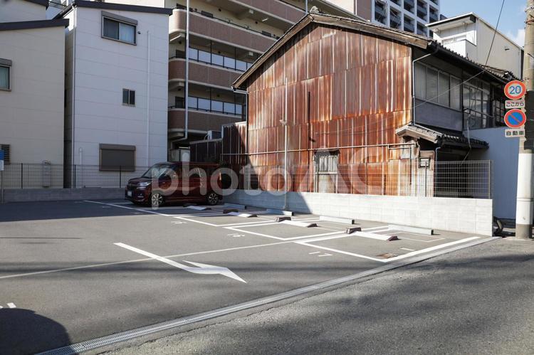 住宅街にある月極駐車場 パーキング,駐車場,月極の写真素材