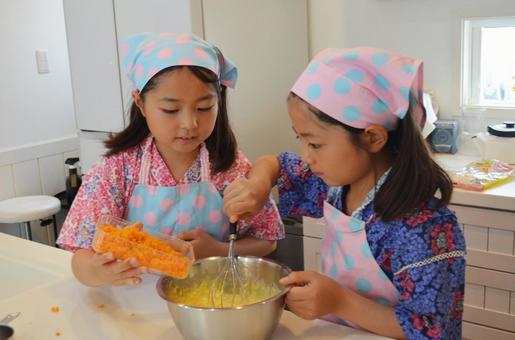 お菓子作りをする女の子たち お菓子作りをする女の子たち 料理,子供,家庭科の写真素材