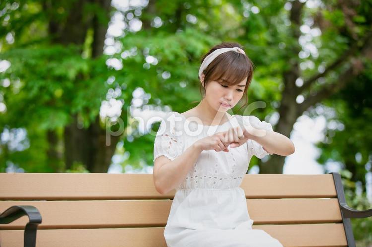 時計を見て怒る女性 待ち合わせ,待つ,ルーズの写真素材