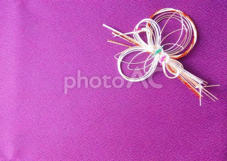 紫の背景に水引の鶴飾り 紫の背景に水引の鶴飾り 水引,水引細工,飾り水引の写真素材