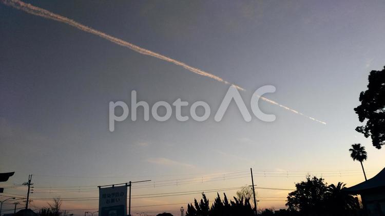 夕暮れのひこうき雲 夕焼け,晴れ空,夕方の写真素材
