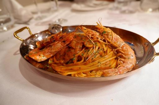 海老たっぷり濃厚トマトパスタの一皿 海老たっぷり濃厚トマトパスタの一皿 海老,パスタ,イタリアンの写真素材