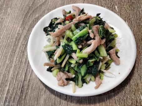 豚肉と青菜の炒め煮 豚肉と青菜の炒め煮 大根の葉,青菜肉絲,炒め煮の写真素材
