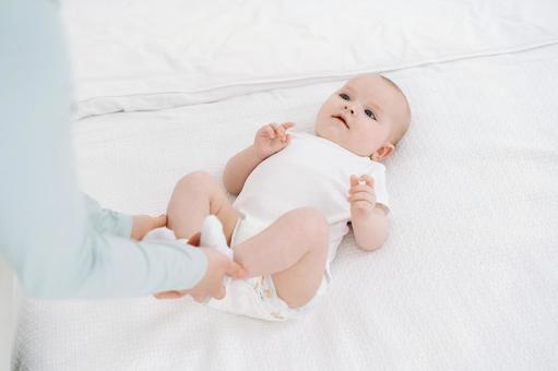 赤ちゃんの足を持つ母の手 赤ちゃんの足を持つ母の手 赤ちゃん,かわいい,笑顔の写真素材