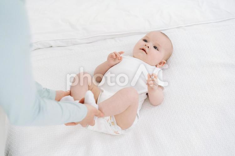 赤ちゃんの足を持つ母の手 赤ちゃん,かわいい,笑顔の写真素材
