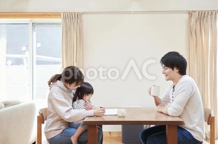 一軒家のリビングで寛ぐアジア人の家族 家族,ファミリー,リビングの写真素材
