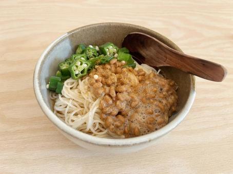 そうめん 納豆・オクラのせ そうめん 納豆・オクラのせの写真