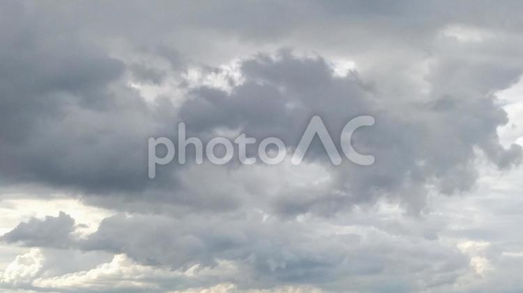 灰色の雲 曇り空,曇り,空の写真素材