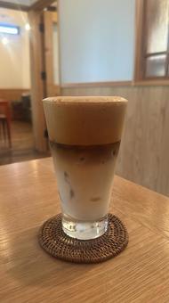 泡立てコーヒーのアイスカフェラテ 泡立てコーヒーのアイスカフェラテ アイスカフェラテ,カフェイン,ドリンクの写真素材