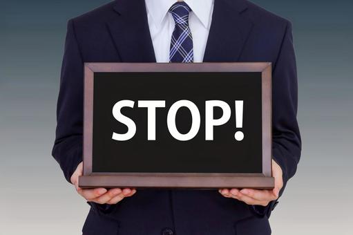 STOPと書かれた黒板を持つ男性 STOPと書かれた黒板を持つ男性 stop,ストップ,警告の写真素材