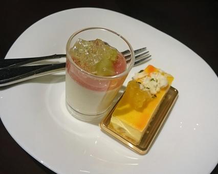 オレンジケーキとイチゴムース オレンジケーキとイチゴムースの写真