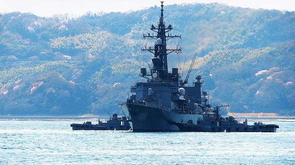 呉・吉浦沖に停泊する護衛艦と曳船 呉・吉浦沖に停泊する護衛艦と曳船 海上自衛艦,海上自衛隊,護衛艦の写真素材