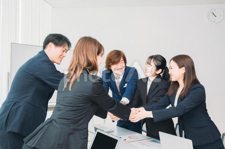 会議室にいるスーツ姿の男女（契約・握手） ビジネス,契約,商談の写真素材