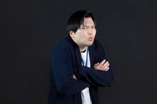 寒そうに腕を組む男性 寒そうに腕を組む男性 男性,ポートレート,腕組みの写真素材