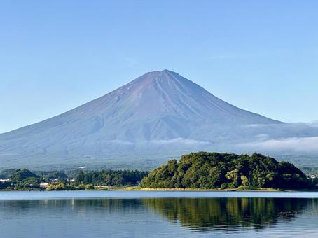 河口湖から見る7月の富士山 河口湖から見る7月の富士山 富士山,河口湖,湖の写真素材