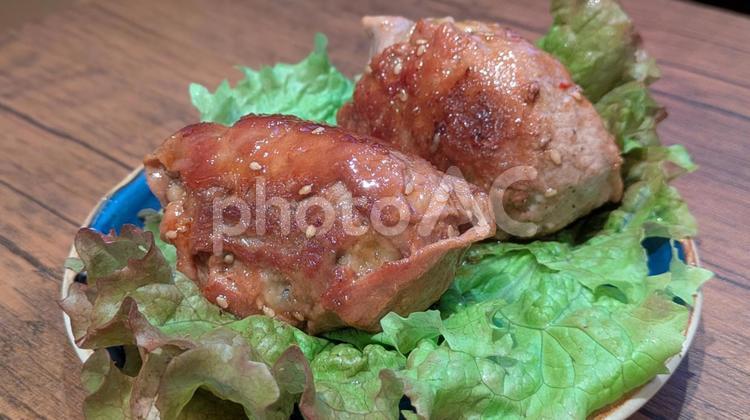 肉巻きおにぎり(横) 肉巻きおにぎり,おにぎり,豚肉の写真素材
