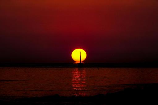 <素材>秋の海に沈む太陽と沖の灯台 <素材>秋の海に沈む太陽と沖の灯台の写真