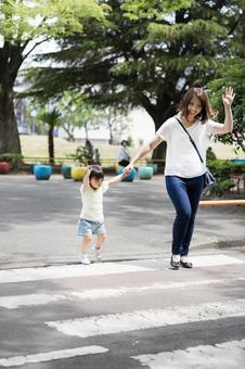 母親 育児 母親 育児 公園,女性,横断歩道の写真素材