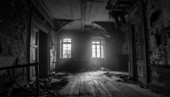 薄暗い洋館の廃墟 薄暗い洋館の廃墟の写真