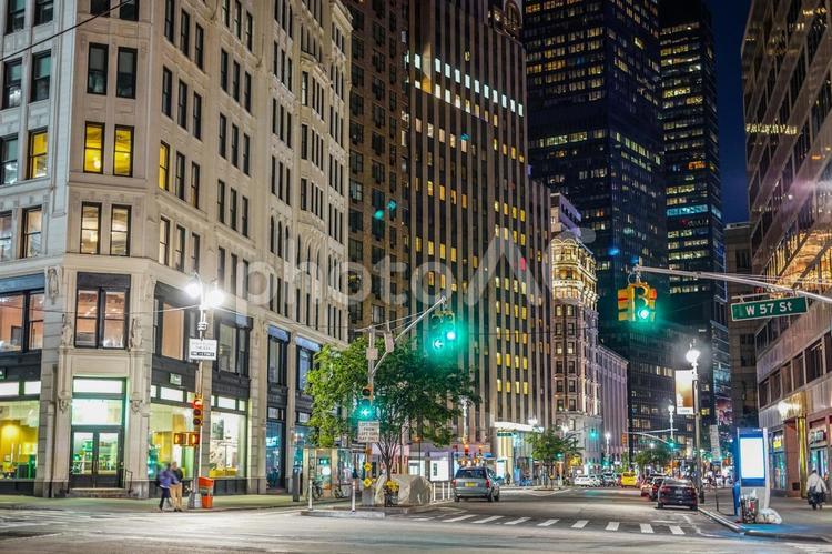 夜の交差点と街路樹 ニューヨーク,交差点,街路樹の写真素材