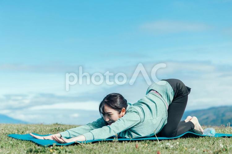 屋外でヨガをする女性（猫のポーズ） ヨガ,運動,外ヨガの写真素材