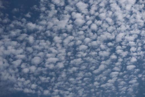 青空にふわふわした白い雲のある空の写真