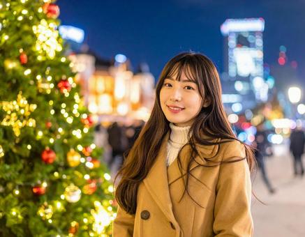 クリスマスツリーとキャメルコートの彼女 クリスマスツリーとキャメルコートの彼女の写真