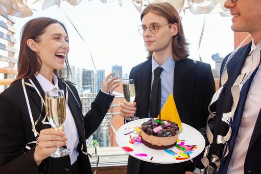 シャンパンを持ち笑う女性を見る男性 男女,外国人,ビジネスの写真素材