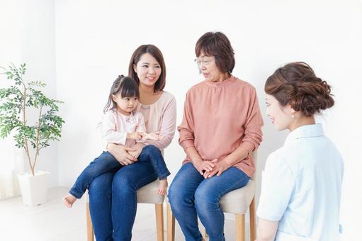 家族で検診を受ける子供 家族で検診を受ける子供 検診,若い,病院の写真素材