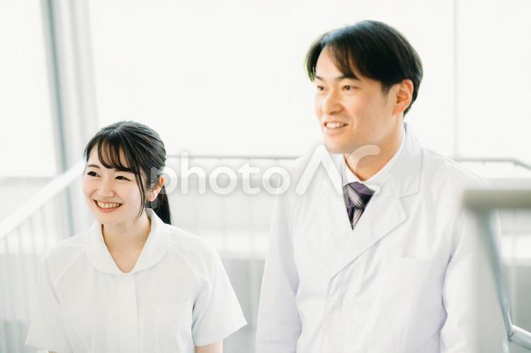 病院内を歩く白衣姿の男女（看護師） 看護師,介護士,医者の写真素材