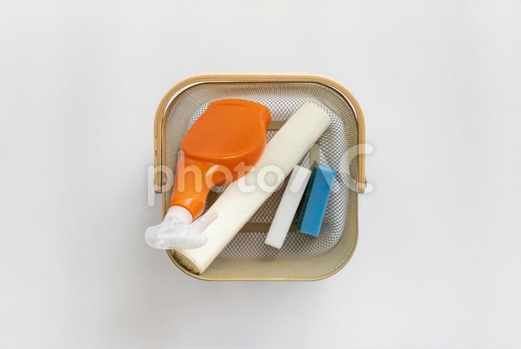 かごにまとめられたオレンジ色の洗剤とスポンジ 掃除,スポンジ,かごの写真素材
