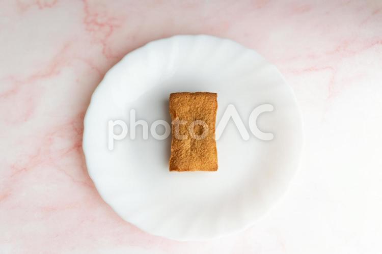 白皿にのせた焼き菓子③ フィナンシェ,焼き菓子,お菓子の写真素材