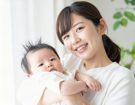 赤ちゃんを抱っこするお母さん 赤ちゃんを抱っこするお母さんの写真