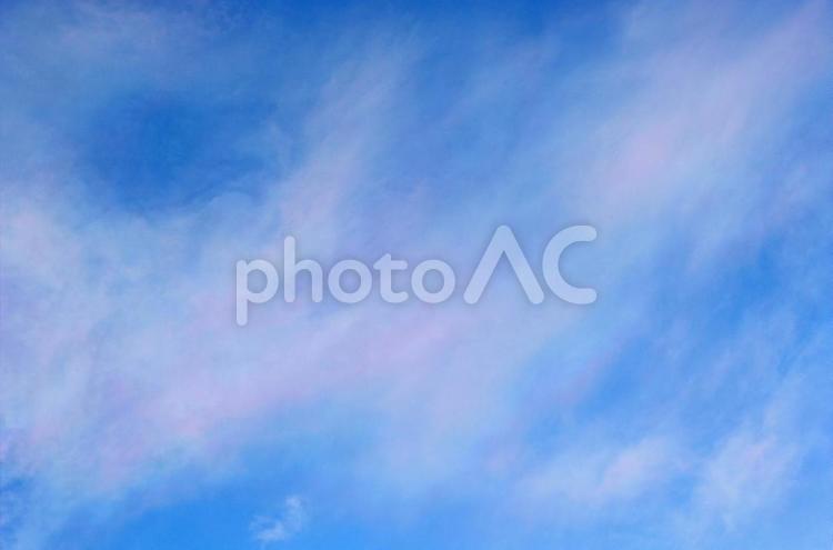 午後の空に掛かる寒色の彩雲 青空,秋空,空の写真素材